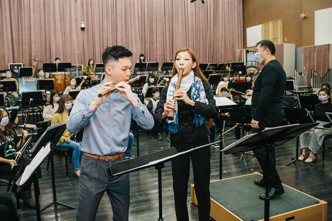 《吹弹得魄》音乐会，排练笛子大师陈中申打造的音乐武林，由臺湾国乐团张君豪（前左一）与客席音乐家陈静（前左二），共谱笛与洞箫的《绝世神功组曲》。(郭吉铨摄)