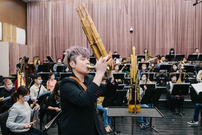 《吹弹得魄》音乐会，国乐团成员陈麒米（前）演绎青年作曲家王乙聿作品《三笙有幸》。(郭吉铨摄)