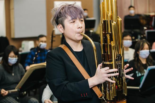《吹弹得魄》音乐会，国乐团成员陈麒米（前）演绎青年作曲家王乙聿作品《三笙有幸》。(郭吉铨摄)