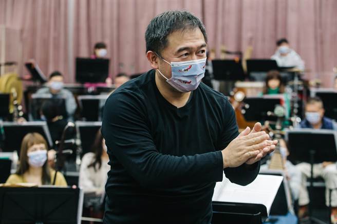 《吹弹得魄》音乐会排练，音乐总监江靖波（前）说明节目制作理念。(郭吉铨摄)
