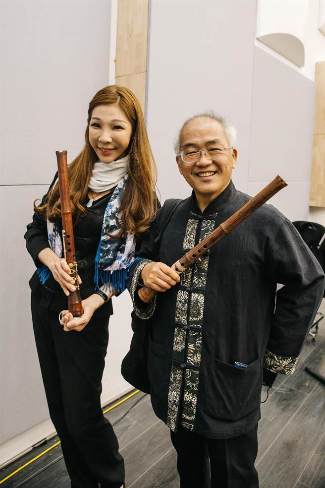臺湾国乐团在台湾戏曲中心举行《吹弹得魄》音乐会排练记者会，作曲家、笛子大师陈中申（右）谈专利改良的陈氏半音萧，左为客席音乐家陈静。(郭吉铨摄)