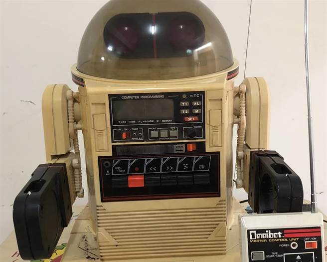 一名女网友找到30年前抽奖抽中的「多功能机器人」，勾起网友儿时回忆。（图／翻摄脸书社团爆废公社）