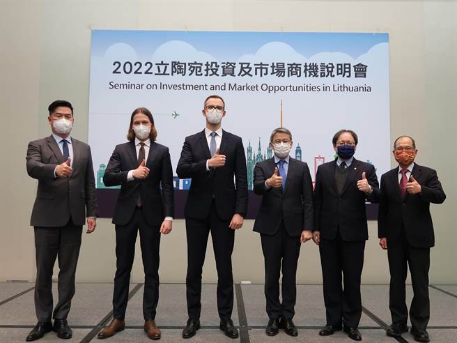 今(24)日立陶宛投资及市场商机说明会合影，左起：外交部欧洲司专门委员黄建章、立陶宛企业局电子商务及电子计画组组长Mr. Tauras Jonaitis、立陶宛投资局副局长Mr. Laisvis Makulis、经济部国际贸易局副局长刘威廉、贸协秘书长王熙蒙、中华民国中欧东欧暨独立国协经贸协会理事长欧阳禹。（贸协提供）