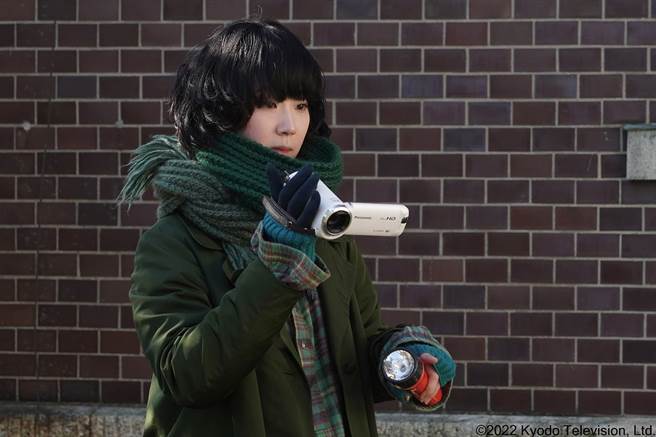 黑木华在《Gossip⼩道消息＃她想知道真正的OO》饰演八卦网站的怪咖总编。（friDay影音提供）