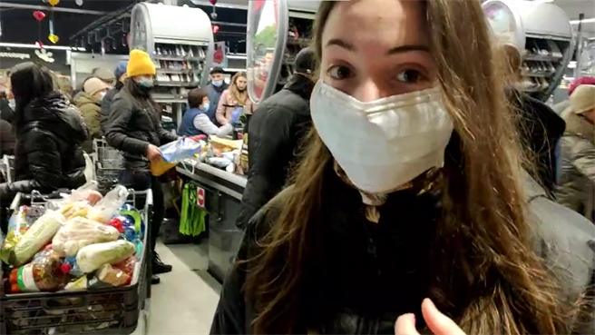 乌克兰人伊丽莎白（右）曝光在乌克兰西南部一处小镇的超市现况，许多民眾正在抢购物资。（The Royal Family / 查尔斯 & 伊莉授权提供）