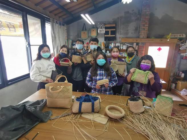 台南市西港区公所替代役男参与檨仔林社区蔺草工坊编织课程。（刘秀芬摄）