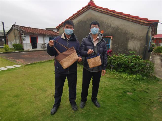 台南市西港区公所替代役男黄建志(左)、宋旻叡手拿自己编织的蔺草包作品。（刘秀芬摄）
