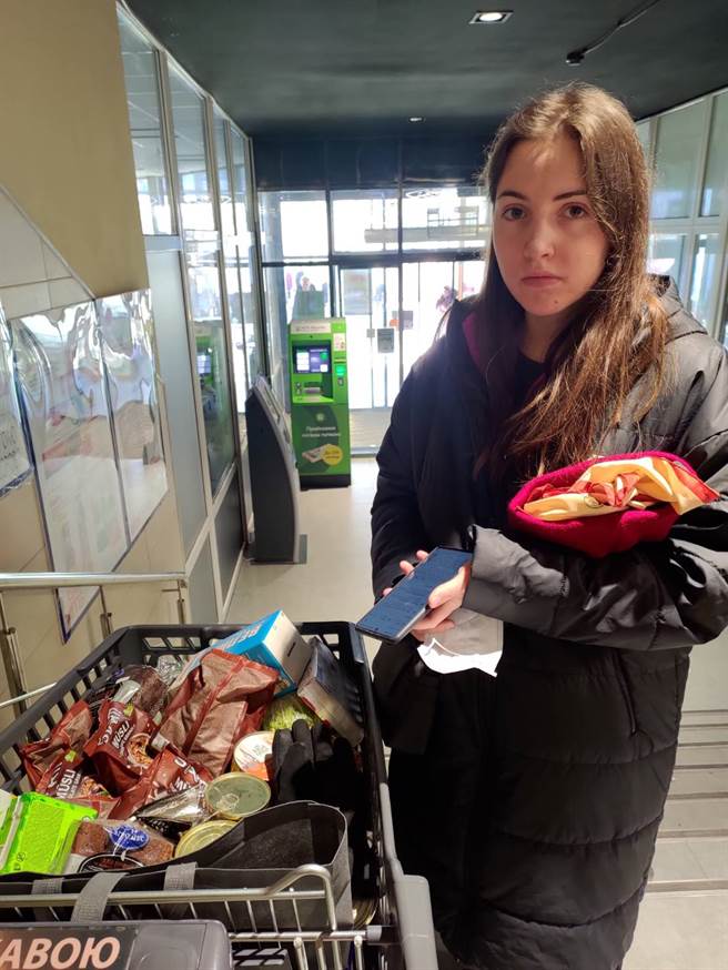 伊丽莎白前往当地的超市带回物资。（The Royal Family / 查尔斯 & 伊莉授权提供）