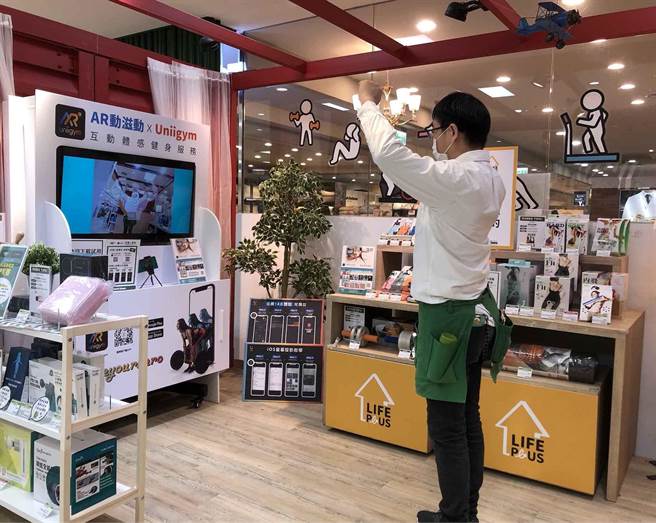 客厅即健身房 健身器材＋运动软体打造居家健身房。（台隆手创馆提供）