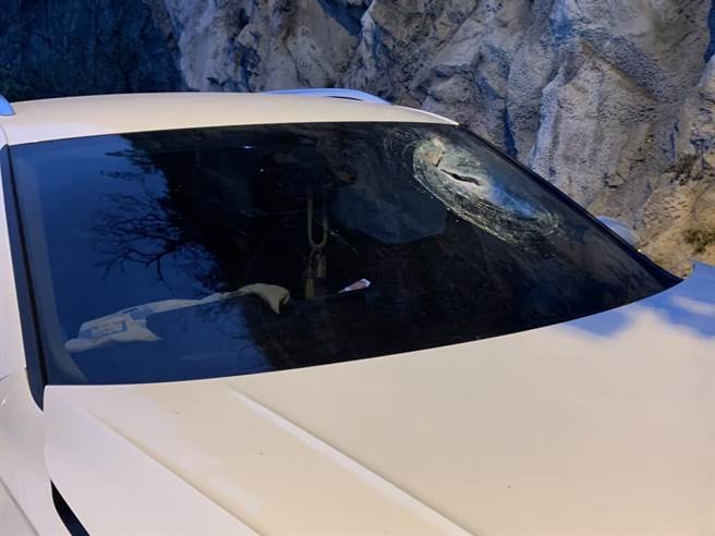 新北市69岁李姓男子24日下午开车行经苏花公路崇德隧道北侧出口处，意外被1块从地面弹起、约20公分大落石砸破前挡风玻璃，并重击李男头部，救护人员到场时李男已无呼吸心跳，送医抢救不治。（中央社提供）