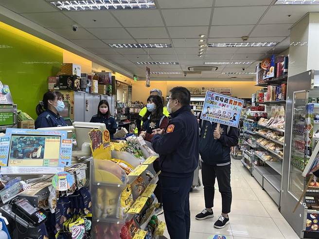 新北市中和警分局將轄內各大金融機構及便利超商納入防詐宣導網。（中和警分局提供）