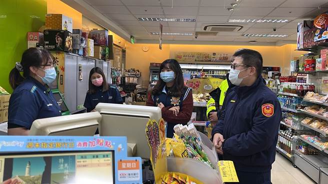 新北市中和警分局將轄內各大金融機構及便利超商納入防詐宣導網。（中和警分局提供）