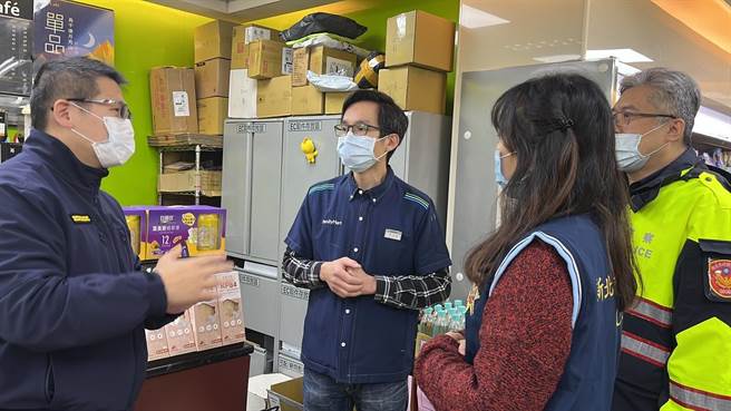 新北市中和警分局將轄內各大金融機構及便利超商納入防詐宣導網。（中和警分局提供）