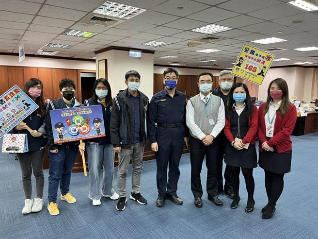 新北市中和警分局將轄內各大金融機構及便利超商納入防詐宣導網。（中和警分局提供）