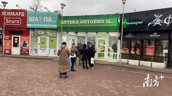 基辅超市出现排队人龙。（南方＋）