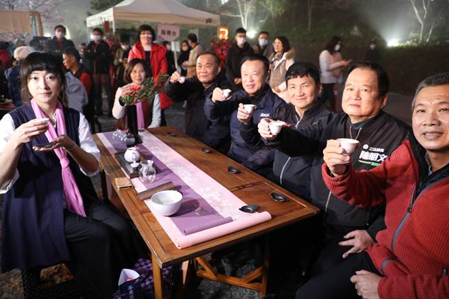 阿里山國家風景區管理處延續賞櫻熱潮，今在竹崎鄉石棹「櫻之道」舉行春櫻夜活動。（嘉義縣政府提供∕呂妍庭嘉義傳真）