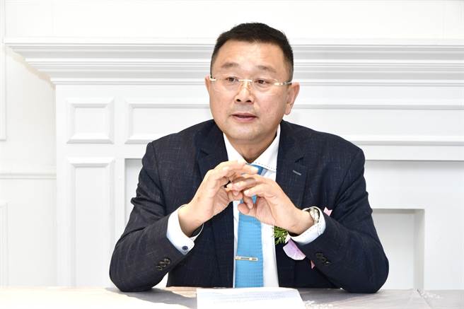 大台中不动产开发公会理事长王至亮为建筑业发声，针对建筑业囤房税的宽限期应为5年。（卢金足摄）