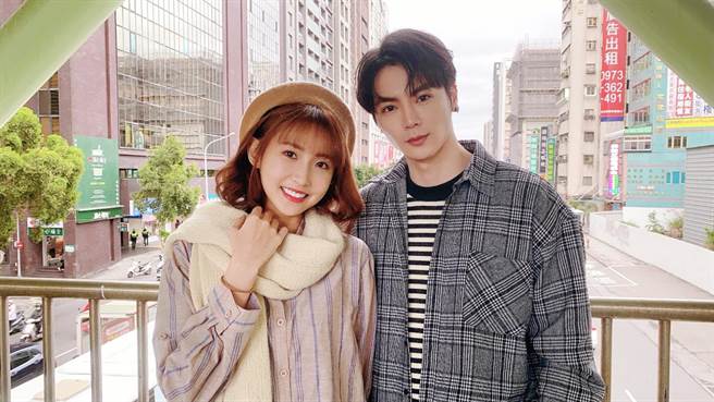 古曜威（右）日前邀来好友粿粿一同演出MV，互动默契佳。（单纯梦想文创事业提供）