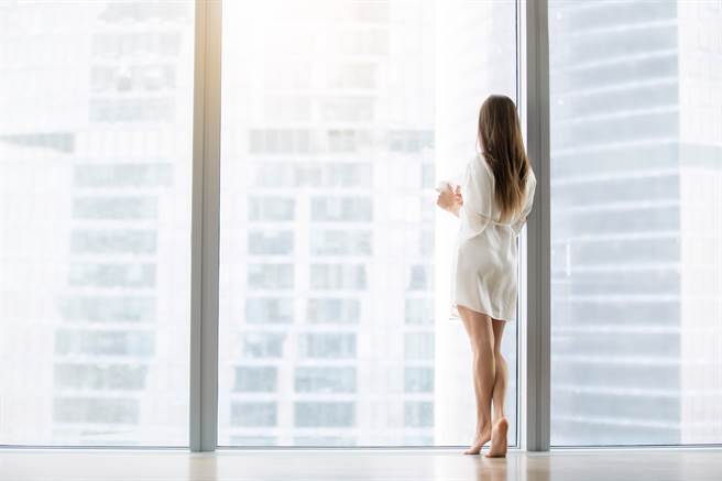 一名美魔女在推特上發訊息「今晚想來點刺激..」，遭法官依網際網路張貼猥褻影像供人觀覽罪判拘役40天。（示意圖/shutterstock）