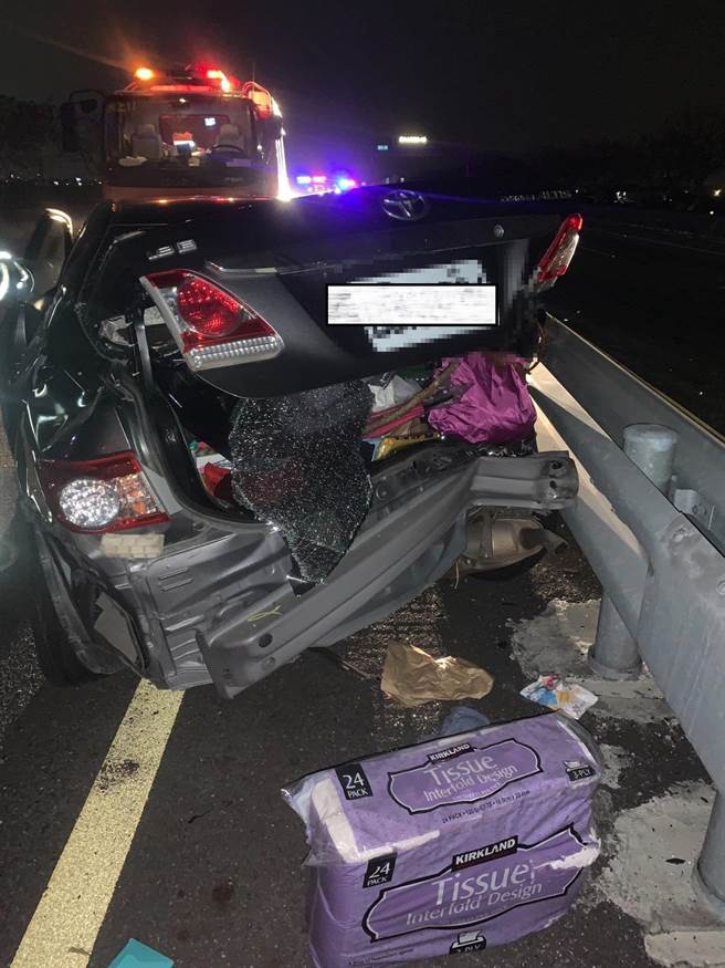 今晚間近9點，台82線東西向快速道路往西23公里，接近中山高閘道前，發生5輛自小客追撞事故。（嘉義縣消防局提供∕呂妍庭嘉義傳真）