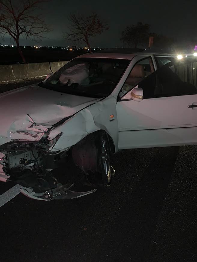 今晚間近9點，台82線東西向快速道路往西23公里，接近中山高閘道前，發生5輛自小客追撞事故。（嘉義縣消防局提供∕呂妍庭嘉義傳真）