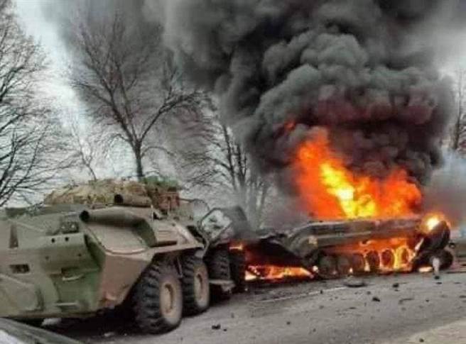 烏克蘭公布該國以「標槍」擊毀俄軍甲車的照片。（圖／烏克蘭戰略溝通與資訊安全中心臉書）