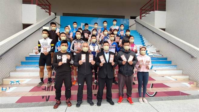 （台中市体育总会自由车委员会加入由万泰科技集团及台湾体育大学全力推动的「运动防疫」。图／业者提供）