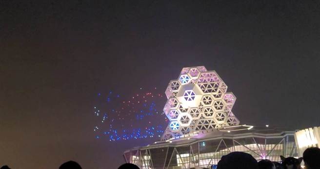 台灣燈會在高雄24日晚上的無人機展演出現破圖。（翻攝畫面）