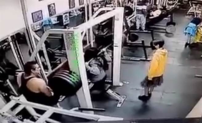 一名女子上健身房举重，遭180公斤杠铃压脖死亡。（图／翻摄推特@c4jimenez）