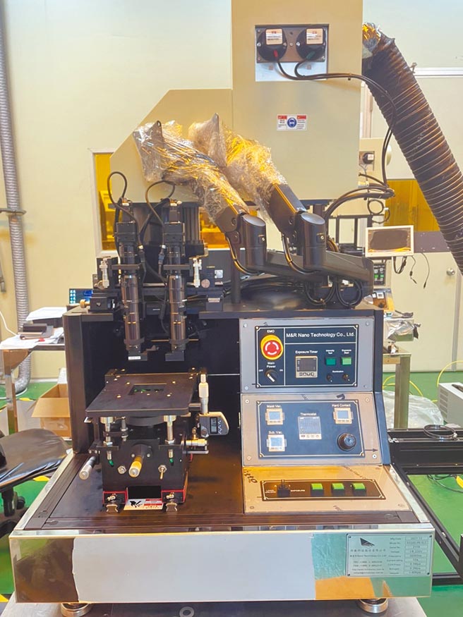 科毅科技桌上型自动曝光机。图╱业者提供