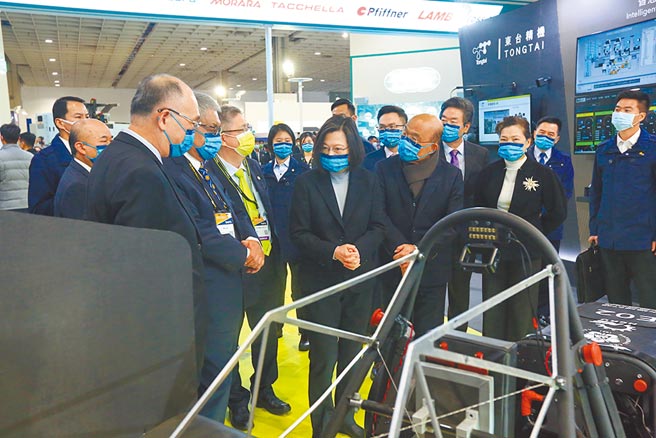 总统蔡英文参观TIMTOS×TMTS 2022展场，关心我国机械产业发展。图╱外贸协会提供