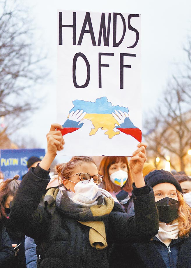 俄乌情势紧张，支持乌克兰的示威者，聚集在德国柏林俄罗斯大使馆前，高举反战标语。（路透）