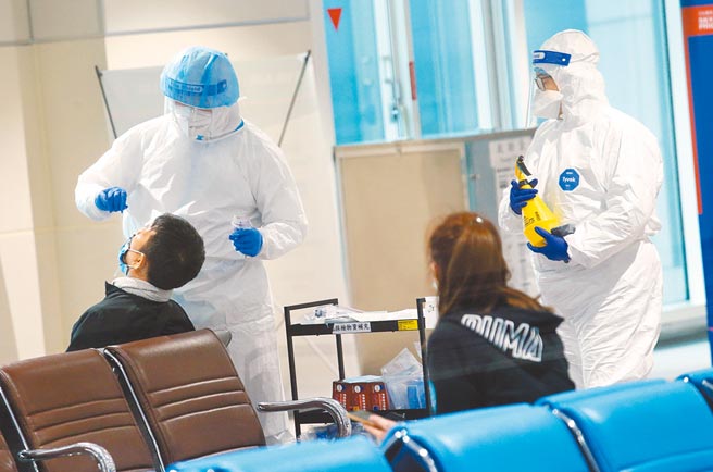 中央流行疫情指挥中心23日公布国内新增56例新冠肺炎确定病例，分别为2例本土个案及54例境外移入。由于国内疫情逐渐趋缓，经济部长王美花23日表示，未来商务客只要具备相关证明，不需要专案就可以申请签证入境台湾。在桃园机场入境管制区内，检疫人员为刚下机的旅客落地筛检。（范扬光摄）