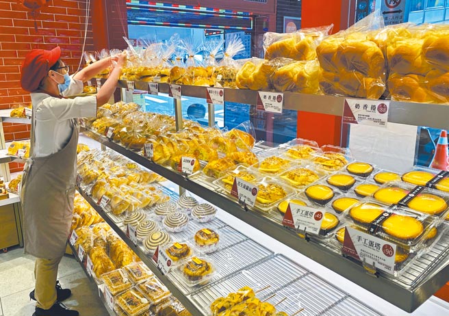 专家表示，如果日本进口蛋和台湾蛋混在一起，在一定比例下就能说是台湾蛋，进口蛋走到加工几乎就挑不出产地来，确实会有食安疑虑。图为烘焙食品多使用食品加工厂的液蛋当原料。（本报资料照片）