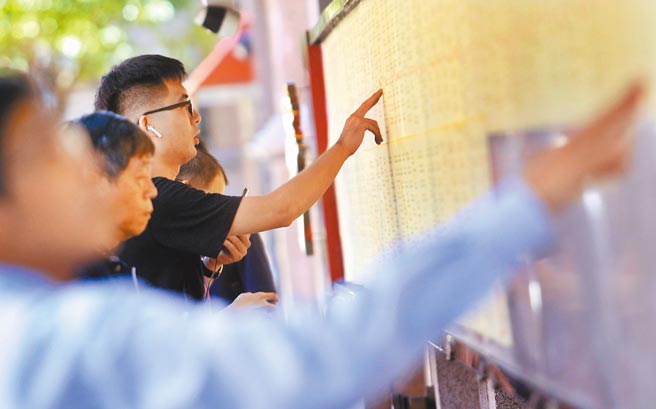 新进公务员退抚新制明年上路，考试院长黄荣村表示，退抚基金延后用罄，没有破产问题。图为公务人员高普考放榜，民眾查看榜单。（本报资料照片）