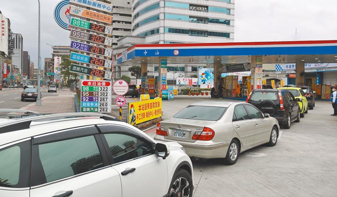 俄乌危机，衝击下周国内油价连3涨。（郑任南摄）