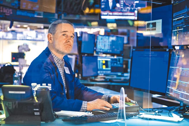 俄烏緊張，美國帶頭對俄羅斯祭出制裁，但制裁措施不若預期嚴重，雖美股周二應聲重挫，但昨早美股期指反彈。圖為周二華爾街早盤交易。（美聯社）