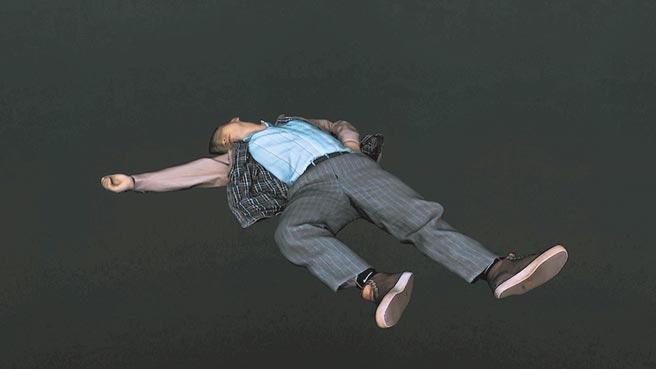 艺术家许哲瑜〈事件现场制造〉结合江南案、杀手与武侠电影，展现国族潜意识。（尊彩艺术提供）