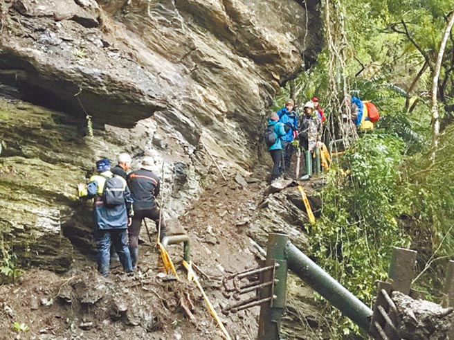 花蓮瓦拉米步道3.1公里處的棧橋，被連日降雨造成的坍方落石砸毀，玉山國家公園管理處考量安全，目前暫停開放一般遊客進入。（保七總隊第六大隊提供／羅亦晽花蓮傳真）
