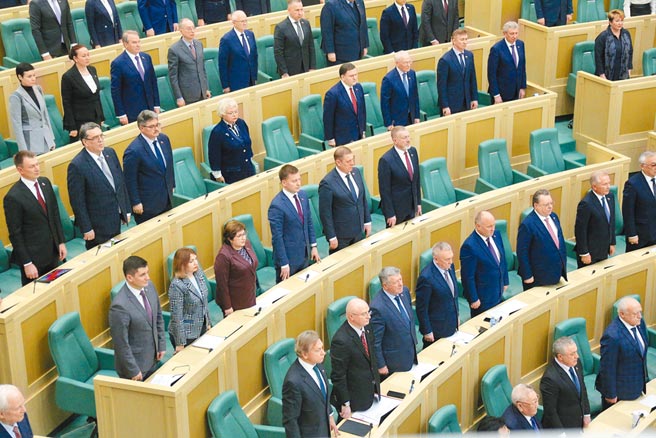 俄羅斯聯邦委員會當地時間22日通過決議，允許俄國總統普丁在境外動用武裝力量。（摘自俄羅斯聯邦委員會）