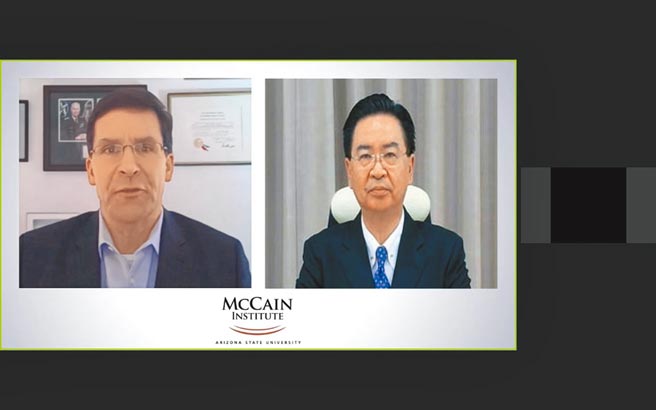 外交部長吳釗燮（右）與美國前國防部長艾斯培（左）視訊對話。（摘自馬侃研究所網頁）