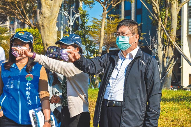 新竹县长杨文科（右）为加速地方建设，3月启动「县政新干线」下乡列车。（罗浚滨摄）