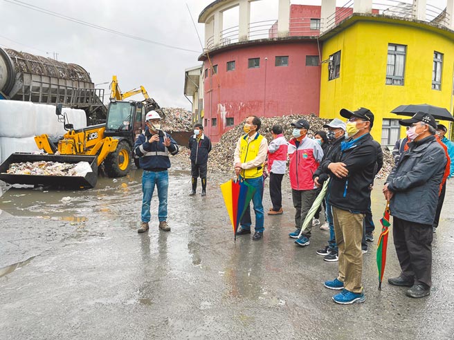 南投县埔里镇长廖志城23日邀集代表、里长、社区理事长等到垃圾堆置场观摩。（公所提供／吴建辉南投传真）