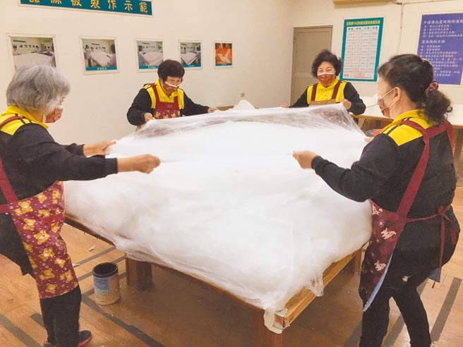 台南下营农会蚕丝被热销，较去年同期成长5成。（刘秀芬摄）