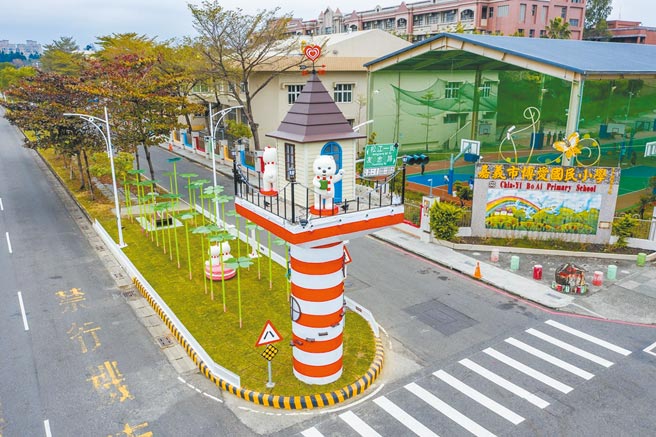 嘉義市博愛國小前陸橋拆除，蛻變成大白熊裝置藝術，成新亮點。（洪年宏提供／廖素慧嘉市傳真）