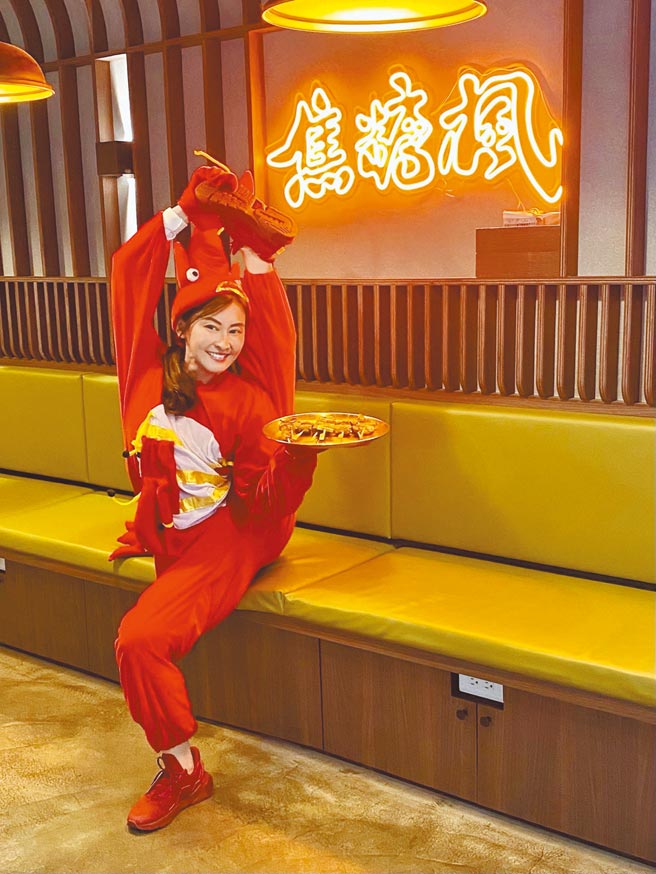 夏米雅昨身穿龙虾装，搭配瑜伽动作迅速出餐。（焦糖枫提供）
