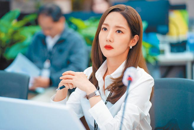 朴敏英在《氣象廳的人們》飾演OL女主管，以俐落白襯衫與裙裝搭配愛馬仕Cape Cod女表，時尚優雅。（Netflix提供）