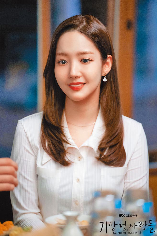 朴敏英佩戴寶格麗Divas’Dream耳環，充滿女人味。（摘自JTBC官網）