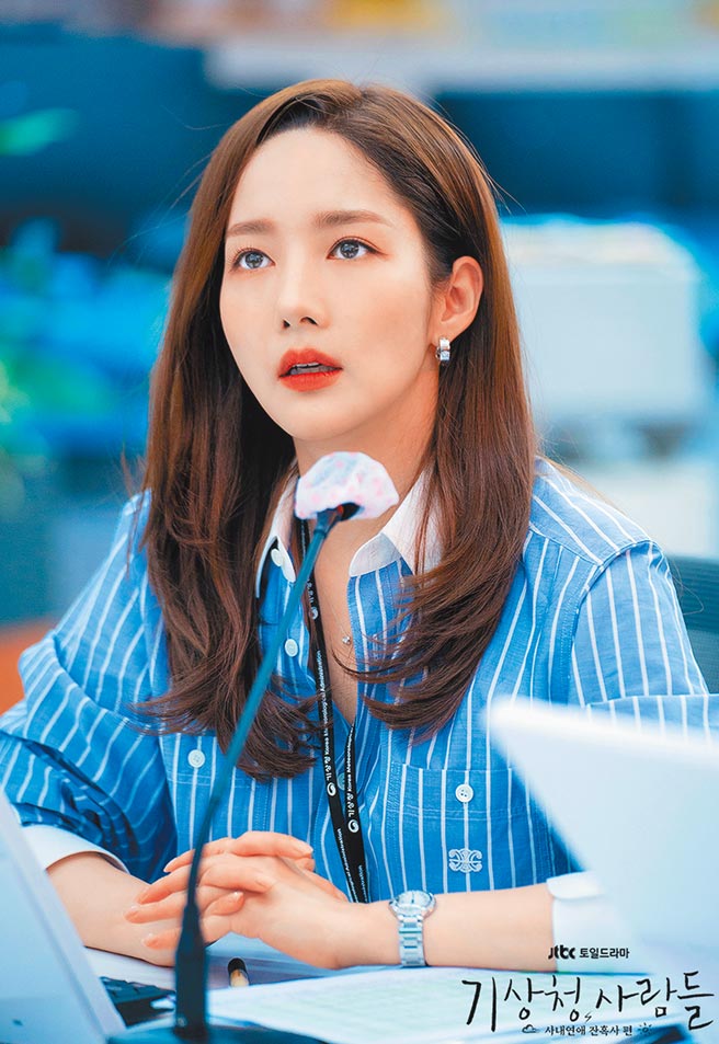 朴敏英佩戴卡地亞LOVE鑲鑽耳環與項鍊、Ballon Bleu de Cartier藍氣球女表，品牌辨識度很高。（摘自JTBC官網）