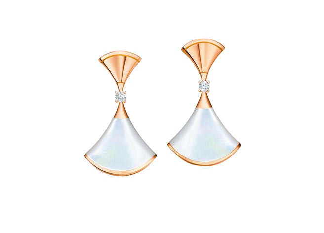 寶格麗Divas’Dream系列珍珠母貝鑲鑽玫瑰金耳環，約8萬3800元。（BVLGARI提供）